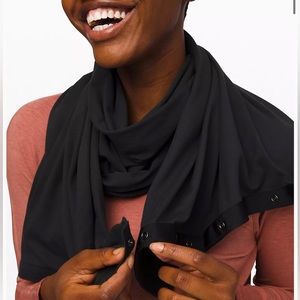 Lululemon customizable snap scarf / vinyasa scarf black worn once!
